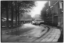 350856 Gezicht op het Zandpad te Utrecht, met links de woonboten van de prostituees en rechts de ingang van de ...